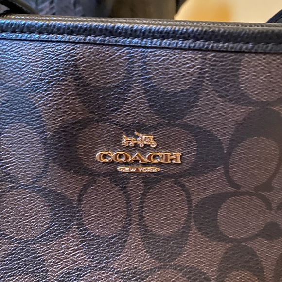 City Zip Tote In Signature Canvas Preloved SOLD - Picture 3 of 16